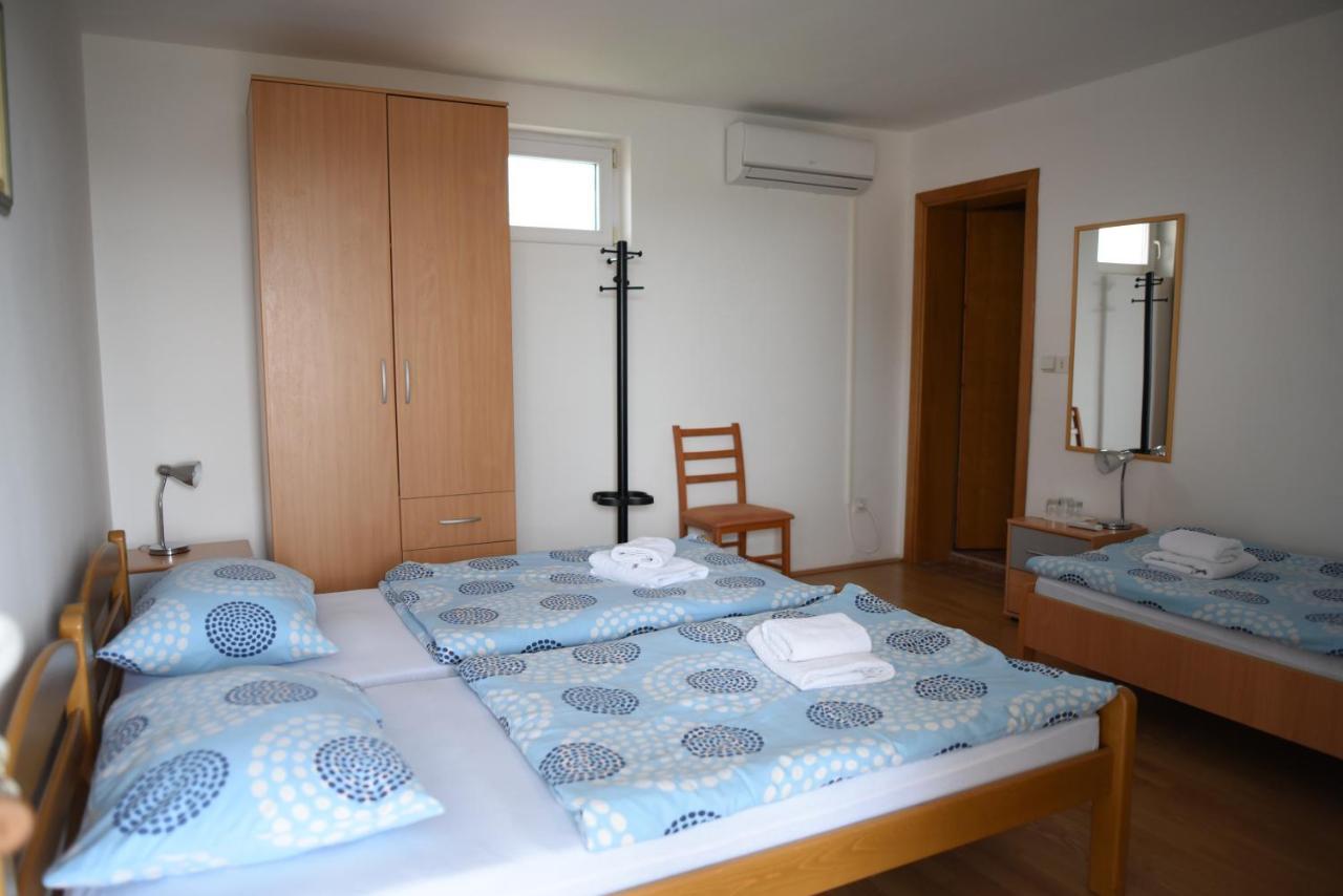 Prenociste Dzinic Hotel Zupanja Exterior photo